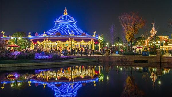 主題公園亮化：“彩燈秀”營(yíng)造幻境體驗(yàn)
