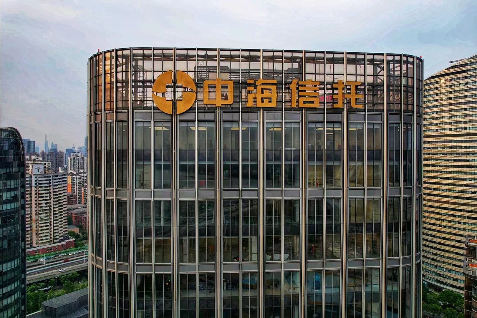 幕墻發(fā)光字和普通發(fā)光字有什么區(qū)別？核心差異解析